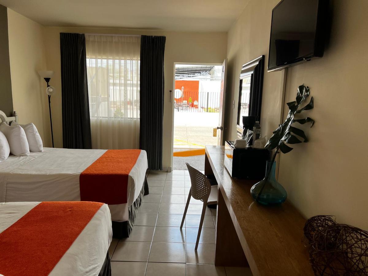 Hotel Los Robles Nuevo Laredo Exteriör bild